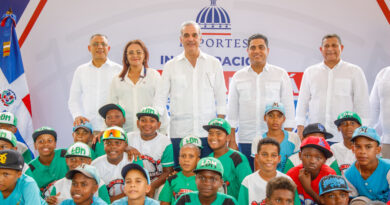 Presidente Abinader inaugura play en Samaná